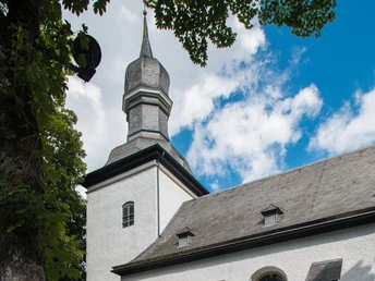 St. Antonius Kirche in Bad Wünnenberg, ein historisches Gebäude mit barockem Turm und weißen Wänden.