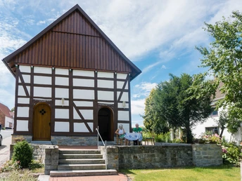 Im Jahr 2007 erbaute der Heimatverein Wünnenberg ein historisches Speichergebäude aus etwa 300 Jahre alten Originalteilen. Der Kornspeicher stand zuvor in der Ortschaft Westerwiehe, wo er abgebaut und ein Teil der Balken und Bauteile eingelagert wurden. Das Speichergebäude wurde um einen kleinen Anbau erweitert, so dass genügend Platz für Veranstaltungen und Gruppen vorhanden ist. Im Keller des Gebäudes befindet sich eine Schnapsdestille in der hochwertige Brände aus heimischen Früchten hergestellt werden. Im Speicher werden Tradition und Brauchtum gepflegt: Hier werden zum Beispiel traditionelles Handwerk gezeigt und weitere selbst hergestellte Lebensmittel verkauft. In unmittelbarer Nähe befindet sich eine restaurierte Scheune mit Küche und kleiner Thekenecke, die für Feste, zum Brunchen oder für weitere Veranstaltungen genutzt werden kann.
