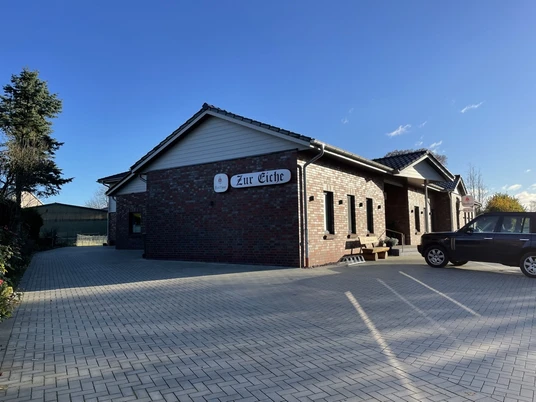 Großer Parkplatz vor Gaststätte Zur Eiche, Schafstedt