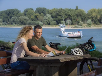 Blick-auf-den-Rhein-Zons©Klaus-Peter Kappest,Radregion Rheinland e.V.jpg