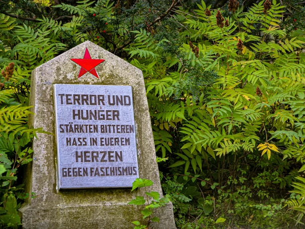 Gedenkstein auf dem Ehrenfriedhof Sowjetischer Kriegstoter in Schloß Holte-Stukenbrock