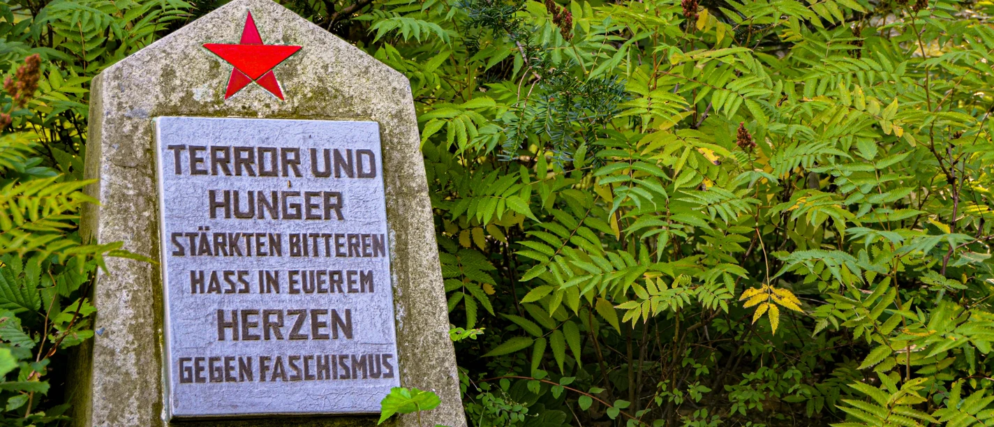 Gedenkstein auf dem Ehrenfriedhof Sowjetischer Kriegstoter in Schloß Holte-Stukenbrock Gedenkstein auf dem Ehrenfriedhof Sowjetischer Kriegstoter in Schloß Holte-Stukenbrock