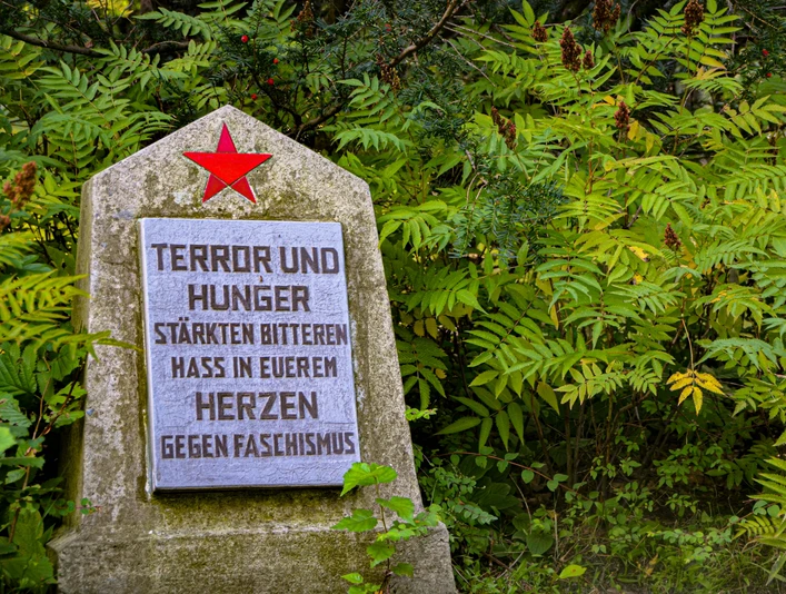 Gedenkstein auf dem Ehrenfriedhof Sowjetischer Kriegstoter in Schloß Holte-Stukenbrock Gedenkstein auf dem Ehrenfriedhof Sowjetischer Kriegstoter in Schloß Holte-Stukenbrock