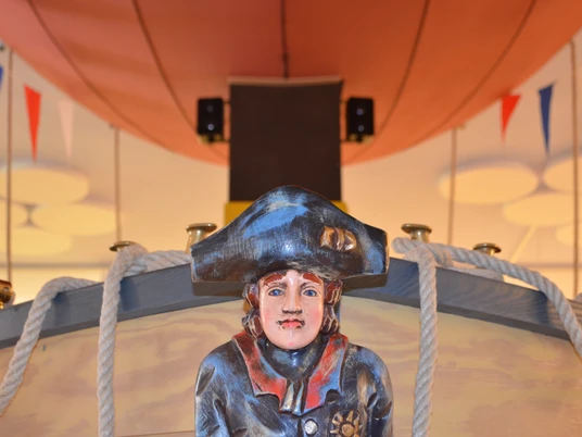 Galionsfigur am Luftschiff in der Ems-Erlebniswelt in Schloß Holte-Stukenbrock Galionsfigur am Luftschiff in der Ems-Erlebniswelt in Schloß Holte-Stukenbrock