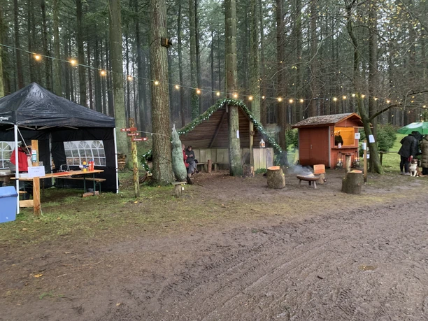 Punsch, Grillwurst und Stockbrot