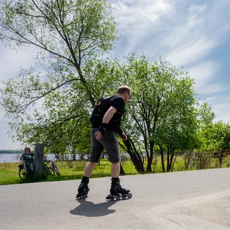 Man with inline skates does a lap around Lake Cospuden in summer, Leisure, Water, Active, Leipziger Neuseenland