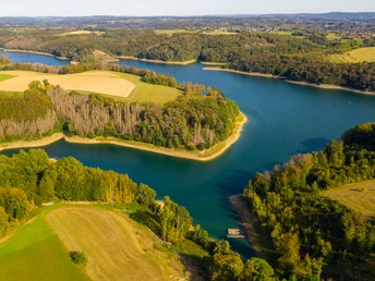 Wahnbachtalsperre Oberösterreichische Seenlandschaft mit grünen Hügeln und klaren Seen, im Sommer aus der Luft fotografiert.
