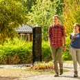 Seelscheid <p>Ein junges Paar spaziert bei sonnigem Wetter durch einen grünen, gepflegten Park.</p>