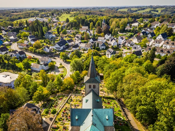 Sankt Georg Seelscheid <p>Luftaufnahme von Neunkirchen-Seelscheid mit einer zentral gelegenen Kirche und grüner Umgebung.</p>