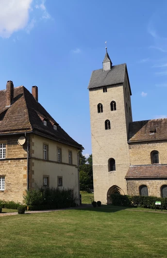 Historische Kirche St. Peter und Paul neben einem ehemaligen Kloster in einer ruhigen Landschaft.