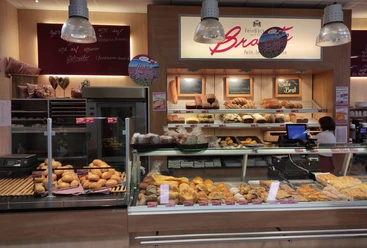 Brante Vlotho Brötchen- und Gebäckauslage, im Hintergrund sind Brote