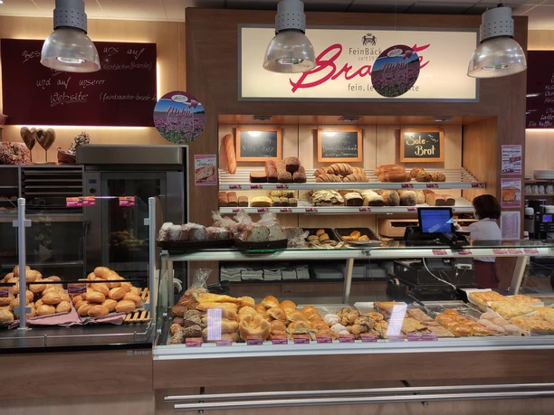 Brante Vlotho Brötchen- und Gebäckauslage, im Hintergrund sind Brote