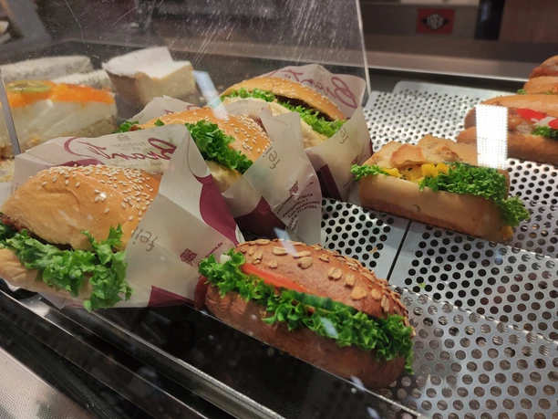 Brötchen Brante Vlotho Belegte Brötchen mit Gurke, Tomate und Aufschnitt und Salat