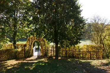 Brücke über die Niese bei Kollerbeck, umgeben von Bäumen und herbstlichem Laub in ruhiger Atmosphäre.