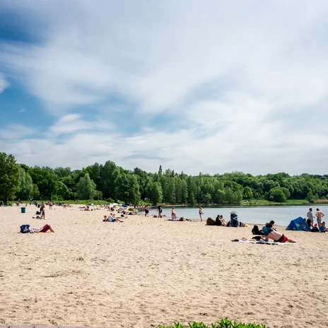 Pohled na severní pláž jezera Cospudener See v létě, koupající se lidé odpočívají na slunci, Leipziger Neuseenland, volný čas