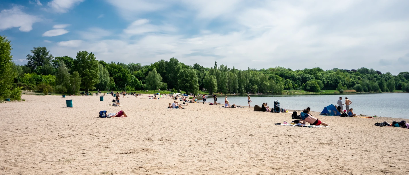 Vue sur la plage nord du lac Cospudener See en été, les baigneurs se détendent au soleil, Leipziger Neuseenland, loisirs