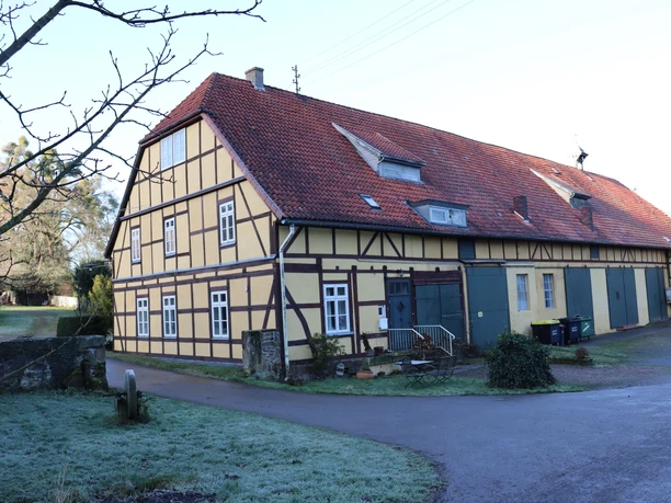 Gut Obernfelde Gut Obernfelde ist ein traditionelles Fachwerkgebäude mit rotem Ziegeldach in ländlicher Umgebung.