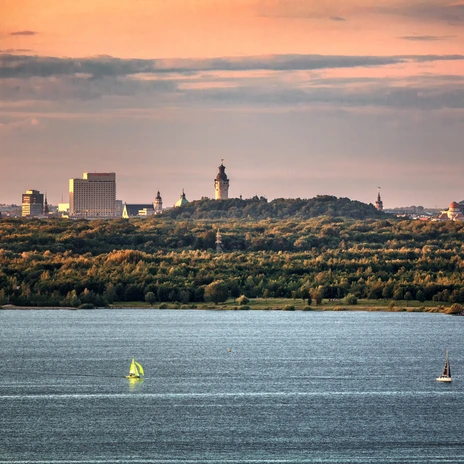 Panorama Lipska o zachodzie słońca nad jeziorem Cospuden, czas wolny, woda, Nowe Pojezierze Lipskie