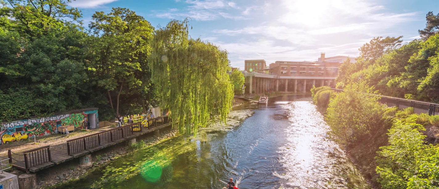 Paddler am Stelzenhaus am Karl-Heine-Kanal - Wasserwege in Leipzig Blick auf den ruhigen idyllischen Karl-Heine-Kanal im Leipziger Westen, welcher von Grün gesäumt ist und von einem Kanu und einem Ausflugsboot befahren wird, im Hintergrund das Stelzenhaus, Freizeit, Wasserwege in Leipzig, Kanu