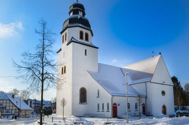 Verschneite St-Johannes-Baptist-Kirche im Ortsteil Stukenbrock in Schloß Holte-Stukenbrock