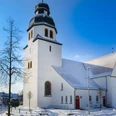 Verschneite St-Johannes-Baptist-Kirche im Ortsteil Stukenbrock in Schloß Holte-Stukenbrock