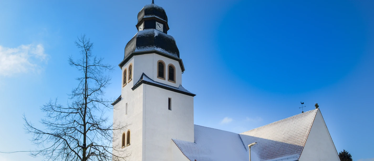 Verschneite St-Johannes-Baptist-Kirche im Ortsteil Stukenbrock in Schloß Holte-Stukenbrock