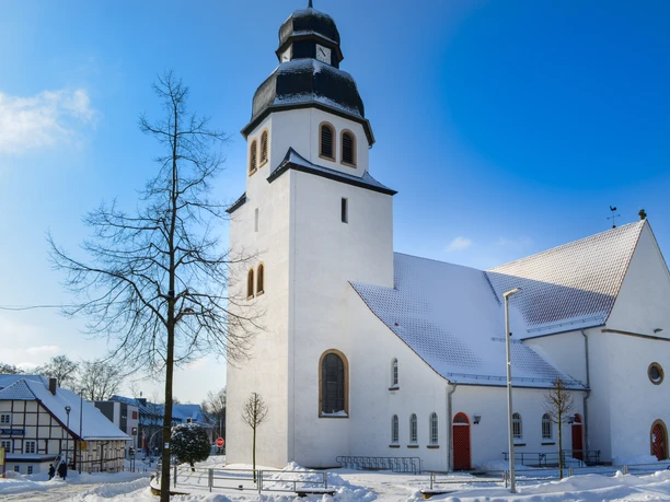 Verschneite St-Johannes-Baptist-Kirche im Ortsteil Stukenbrock in Schloß Holte-Stukenbrock Verschneite St-Johannes-Baptist-Kirche im Ortsteil Stukenbrock in Schloß Holte-Stukenbrock