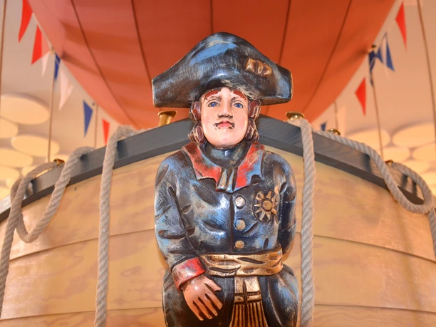 Galionsfigur am Luftschiff in der Ems-Erlebniswelt in Schloß Holte-Stukenbrock Galionsfigur am Luftschiff in der Ems-Erlebniswelt in Schloß Holte-Stukenbrock