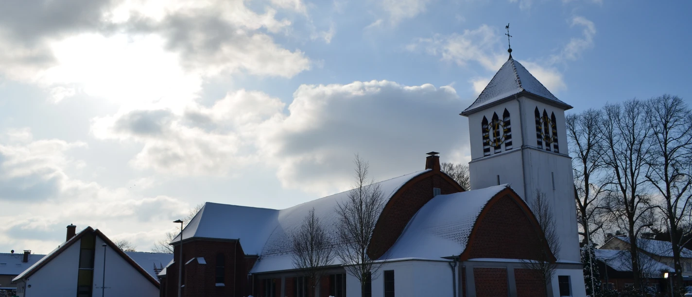 Verschneite St-Achatius-Kirche im Ortsteil Stukenbrock-Senne in Schloß Holte-Stukenbrock