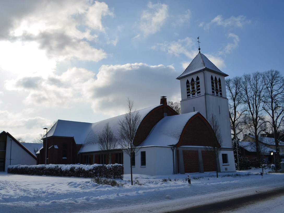 Verschneite St-Achatius-Kirche im Ortsteil Stukenbrock-Senne in Schloß Holte-Stukenbrock Verschneite St-Achatius-Kirche im Ortsteil Stukenbrock-Senne in Schloß Holte-Stukenbrock