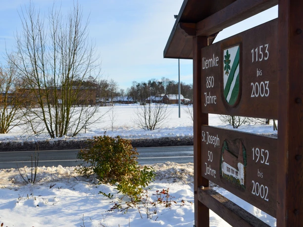 Jubiläumsschild des Ortsteils Liemke im Schnee in Schloß-Holte-Stukenbrock Jubiläumsschild des Ortsteils Liemke im Schnee in Schloß-Holte-Stukenbrock