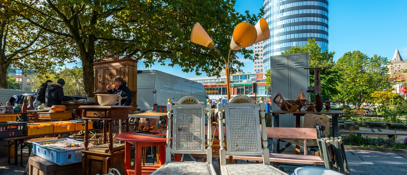 Stand mit alten Stühlen, Lampen und weiteren Möbelstücken