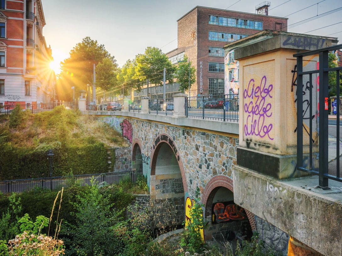 Karl-Heine-Straße im Leipziger Westen - Szenekultur in Leipzig Blick auf die König-Albert-Brücke im Szeneviertel Plagwitz, im Hintergrund das Restaurant Kaiserbad und die belebte Karl-Heine-Straße, Szeneviertel, Kreativstadt, Industriekultur, Wasser