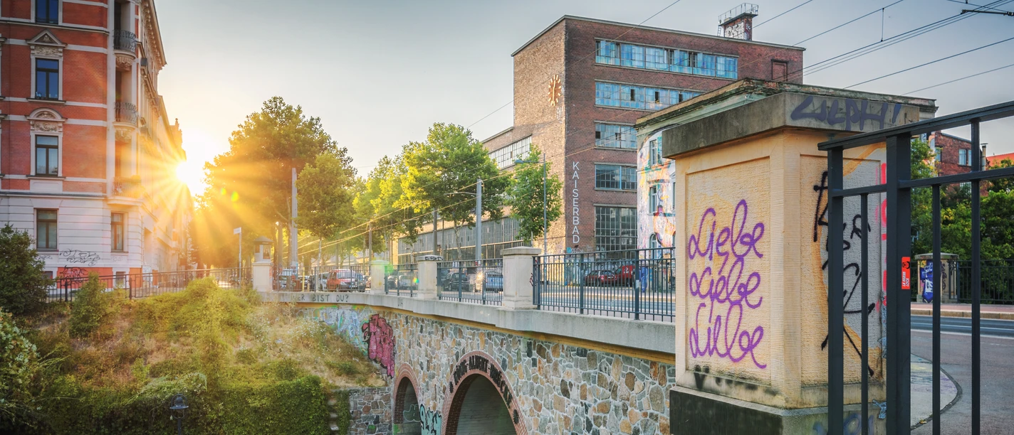 Vue sur le pont du roi Albert dans le quartier branché de Plagwitz, avec en arrière-plan le restaurant Kaiserbad et la rue Karl-Heine très animée, quartier branché, ville créative, culture industrielle, eau