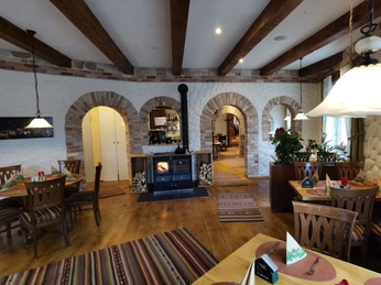 Dubrovnik Ein rustikales Restaurant mit Holzbalkendecke, Kaminofen und dekorativen Bögen aus Naturstein.