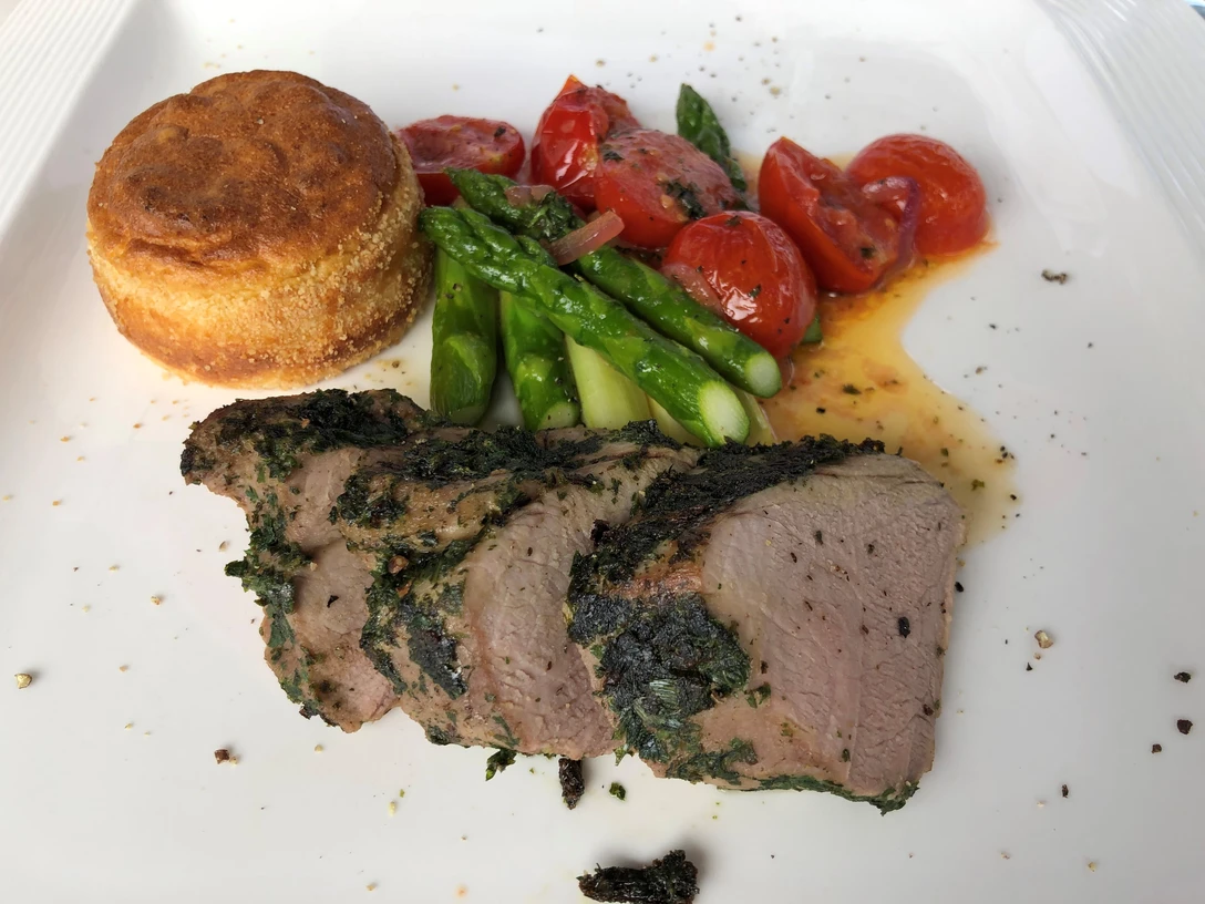 Schweinefilet Schweinefilet mit feiner Kräuterkruste, begleitet von Spargel, Tomaten und einem kleinen Soufflé.Pork fillet with a fine herb crust, accompanied by asparagus, tomatoes and a small soufflé.Svinefilet med en fin urteskorpe, ledsaget af asparges, tomater og en lille soufflé.Varkenshaas met een fijne kruidenkorst, vergezeld van asperges, tomaten en een kleine soufflé.