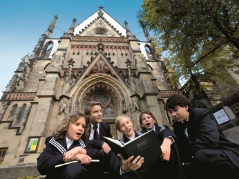 Thomanerchor Leipzig Die Thomaskirche wurde 1212 als Klosterkirche im sptgotischen Stil begrndet und ist weltweit als Wirkungssttte des Thomanerchors bekannt geworden. Die Chorknaben wurden in der angegliederten Schule vor allem musikalisch ausgebildet und sangen als Gegenleistung fr Schulbildung und Unterkunft. Heute leben, lernen und proben die Thomaner im knapp 1 km entfernten Alumnat und besuchen das gegenberliegende Thomasgymnasium. Jeden Freitag (18 Uhr) und jeden Samstag (15 Uhr) finden die Motetten des Thomanerchors in der Thomaskirche statt (au§er Schulferien und Tourneen). / St. Thomas Church was built as a cloister in late gothic style in 1212 and is known worldwide as the domain of the St. Thomas Boys Choir. The boys of the choir were educated in music at the school which is attached to the St. Thomas Church. They sang in return for their education and accommodation. Today they live, study and rehearse in the alumnat, which is just one kilometre away, and attend the Thomas grammar school on the opposite side. Each Friday (at 6pm) and Saturday (at 3 pm) motets of the St. Thomas Boys Choir take place at the St. Thomas Church (except during school holidays and concert tours).