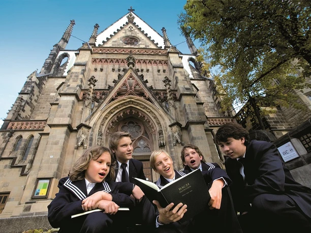 Thomanerchor Leipzig Die Thomaskirche wurde 1212 als Klosterkirche im sptgotischen Stil begrndet und ist weltweit als Wirkungssttte des Thomanerchors bekannt geworden. Die Chorknaben wurden in der angegliederten Schule vor allem musikalisch ausgebildet und sangen als Gegenleistung fr Schulbildung und Unterkunft. Heute leben, lernen und proben die Thomaner im knapp 1 km entfernten Alumnat und besuchen das gegenberliegende Thomasgymnasium. Jeden Freitag (18 Uhr) und jeden Samstag (15 Uhr) finden die Motetten des Thomanerchors in der Thomaskirche statt (au§er Schulferien und Tourneen). / St. Thomas Church was built as a cloister in late gothic style in 1212 and is known worldwide as the domain of the St. Thomas Boys Choir. The boys of the choir were educated in music at the school which is attached to the St. Thomas Church. They sang in return for their education and accommodation. Today they live, study and rehearse in the alumnat, which is just one kilometre away, and attend the Thomas grammar school on the opposite side. Each Friday (at 6pm) and Saturday (at 3 pm) motets of the St. Thomas Boys Choir take place at the St. Thomas Church (except during school holidays and concert tours).