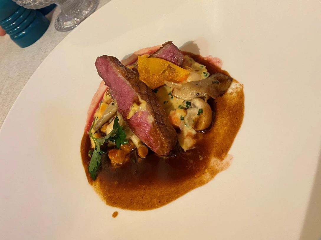 Fleischgericht Perfekt gegartes Entrecôte auf herzhafter Pilzsauce, serviert mit einer frischen Kräutergarnitur.