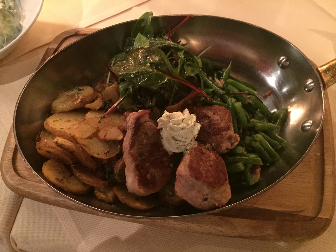 Pfannengericht Ein pfannengebratenes Gericht mit knusprigen Bratkartoffeln, saftigem Fleisch, Bohnen und Salatblatt.A pan-fried dish with crispy fried potatoes, juicy meat, beans and salad leaves.En pandestegt ret med sprødstegte kartofler, saftigt kød, bønner og salatblade.Een pangebakken gerecht met knapperig gebakken aardappelen, sappig vlees, bonen en slablaadjes.