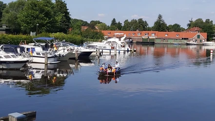Elektroboot im Auricher Hafen Elektroboot E-Boot Hafen Aurich Ostfriesland