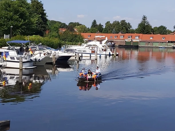 Elektroboot im Auricher Hafen Elektroboot E-Boot Hafen Aurich Ostfriesland