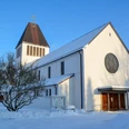 Verschneite St-Heinrich-Kirche im Ortsteil Sende in Schloß Holte-Stukenbrock