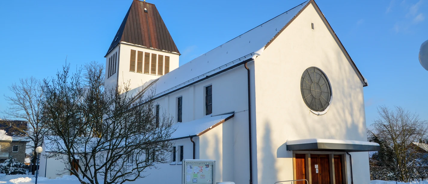 Verschneite St-Heinrich-Kirche im Ortsteil Sende in Schloß Holte-Stukenbrock