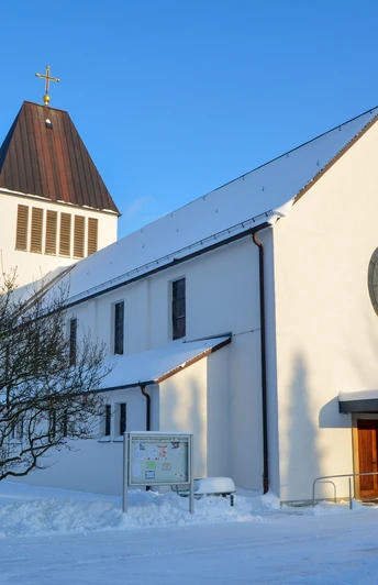 Verschneite St-Heinrich-Kirche im Ortsteil Sende in Schloß Holte-Stukenbrock