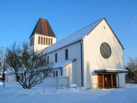 Verschneite St-Heinrich-Kirche im Ortsteil Sende in Schloß Holte-Stukenbrock