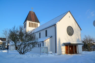 Verschneite St-Heinrich-Kirche im Ortsteil Sende in Schloß Holte-Stukenbrock Verschneite St-Heinrich-Kirche im Ortsteil Sende in Schloß Holte-Stukenbrock