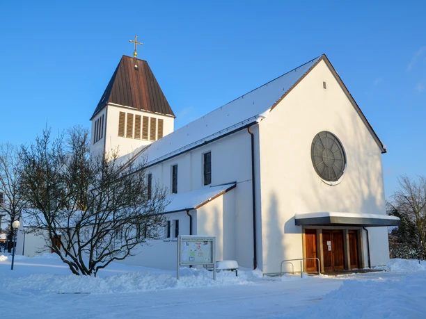 Verschneite St-Heinrich-Kirche im Ortsteil Sende in Schloß Holte-Stukenbrock Verschneite St-Heinrich-Kirche im Ortsteil Sende in Schloß Holte-Stukenbrock