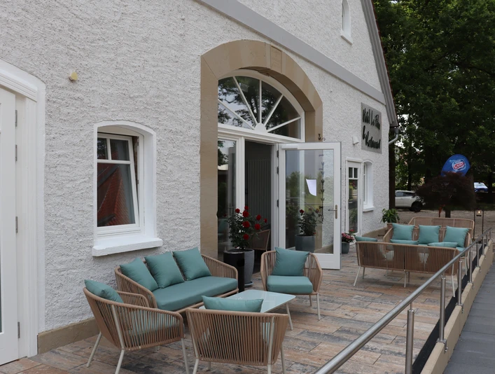 Hotel-Restaurant Lindenhof Terrasse des Hotel-Restaurant Lindenhof mit bequemen Sitzmöbeln und offenen Glastüren am Eingang.