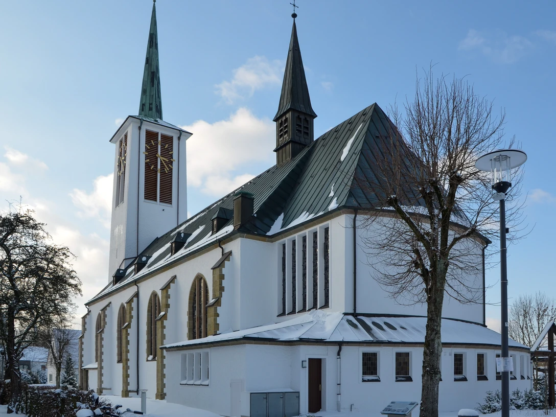 Verschneite St-Ursula-Kirche im Ortsteil Schloß Holte in Schloß Holte-Stukenbrock